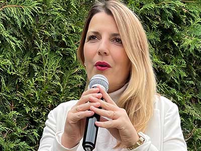 SPOTLIGHT MOMENTS: Traurednerin, Sängerin und DJane